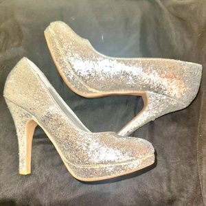 BRAND NEW SILVER GLITTER  PUMPS RENAISSANCE STYLE SIZE 6 1/2  FAHRENHEIT